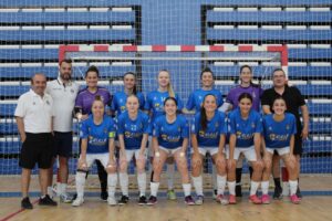 Equipo femenino del Melilla Torreblanca posando en el pabellón