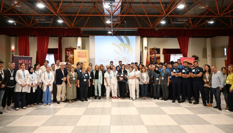 Inauguración de MelillaSkills 2025 con estudiantes y profesores en el evento.
