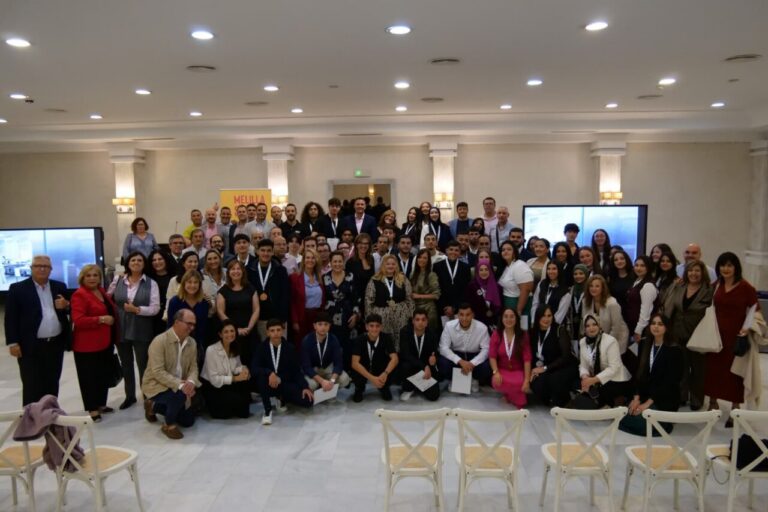 Grupo de jóvenes premiados en MelillaSkills 2025 con medallas