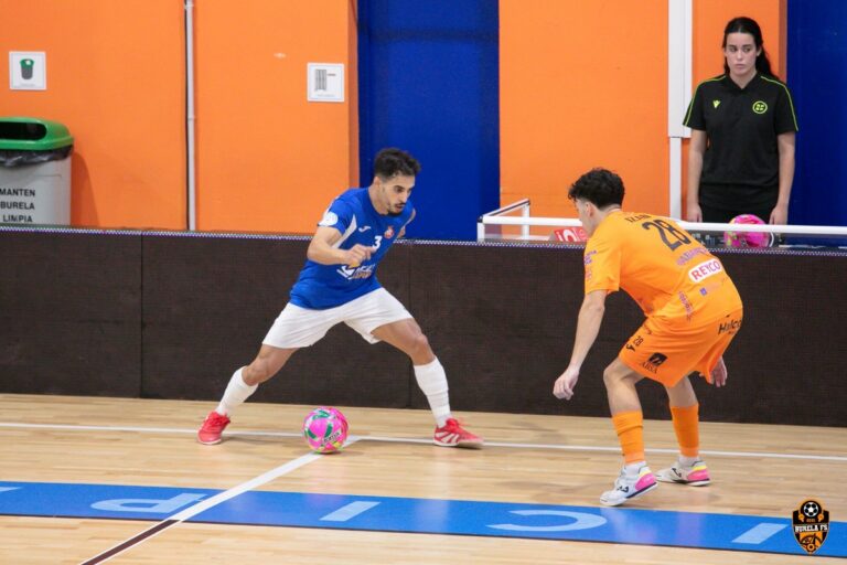 Jugadores de fútbol sala en acción durante un partido