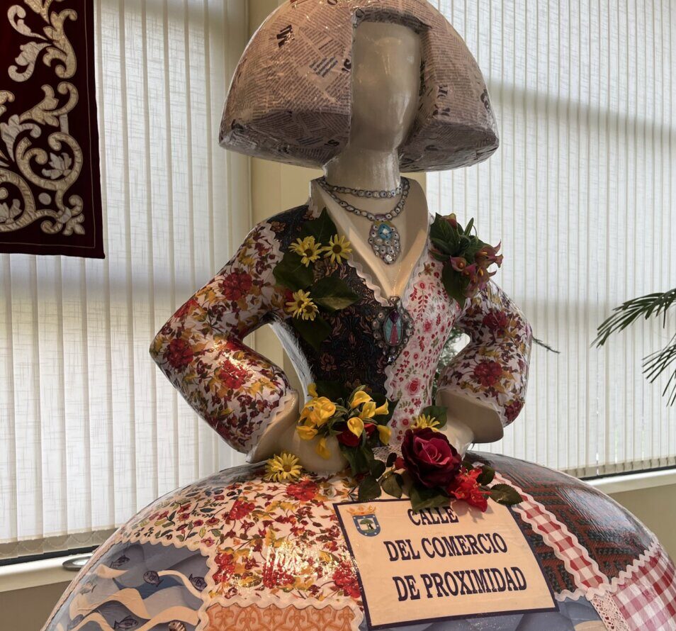 Escultura de Menina decorada con flores y patrones coloridos en Madrid.