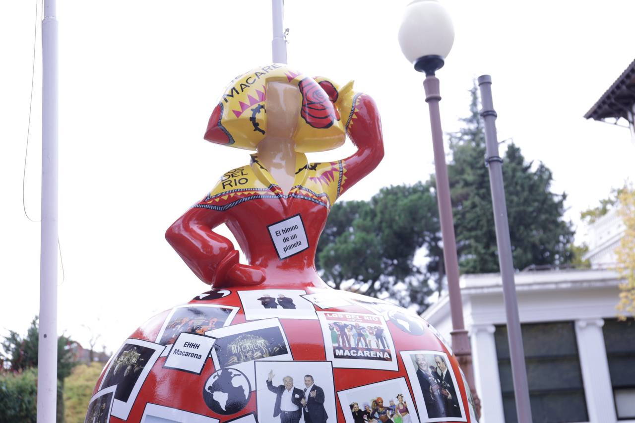 Escultura de Menina del Río en Madrid con decoraciones coloridas
