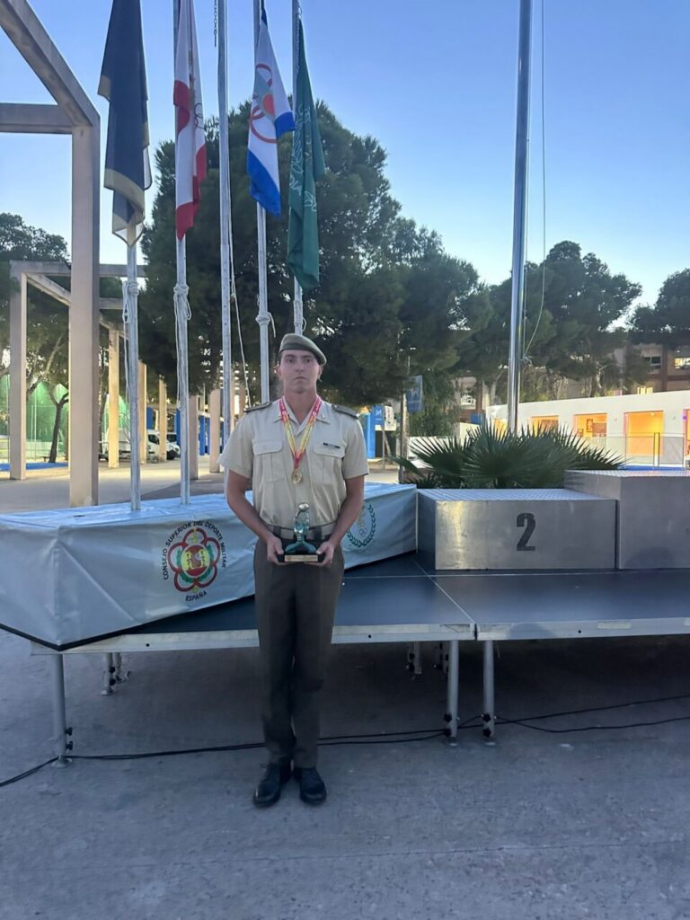 Miguel Ángel Rozas con medallas en el podio de salvamento y socorrismo