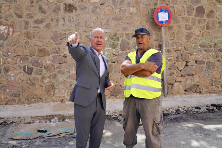 Miguel Marín discutiendo sobre construcción de viviendas sociales