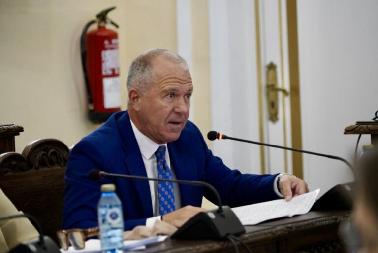 Miguel Marín hablando en una sesión del Gobierno de Melilla