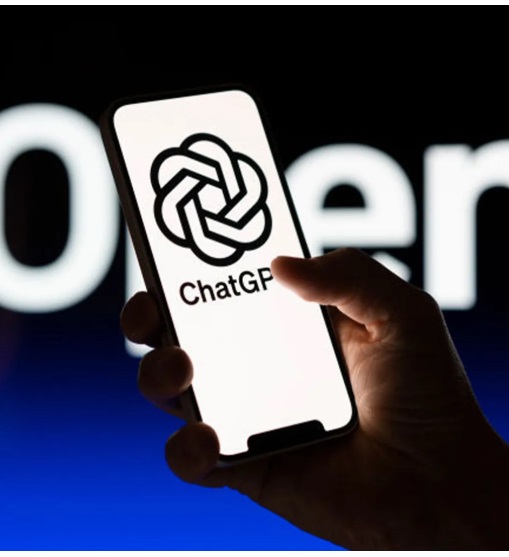 Persona sosteniendo un teléfono con el logo de ChatGPT en pantalla