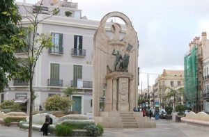 Monumento a los Héroes de España en Melilla con vegetación alrededor