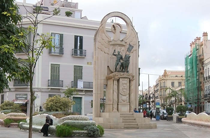 Monumento a los Héroes de España en Melilla con vegetación alrededor