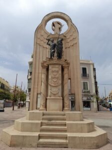 Monumento a los Héroes de España en Melilla, con un soldado y un león.