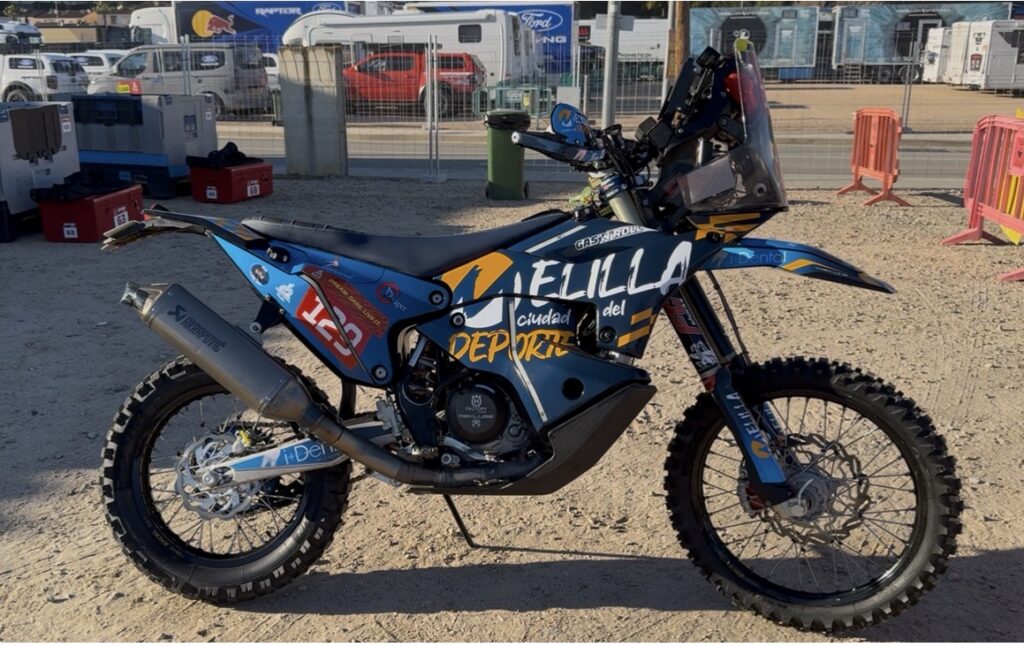 Moto de Borja Pérez Casimiro lista para el Rally Dakar 2026