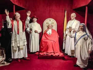 Esculturas de cera de papas y Madre Teresa en el museo