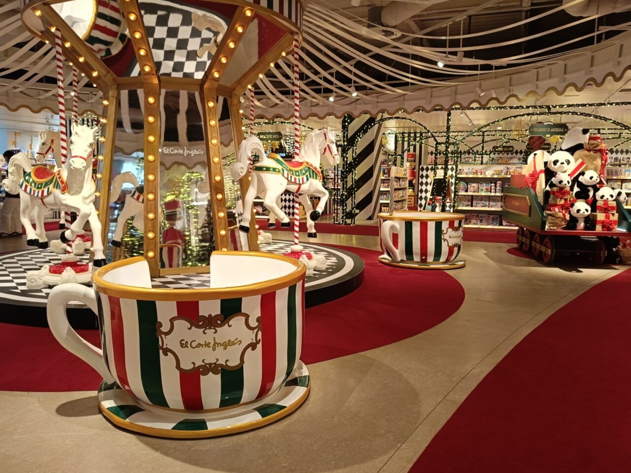 Decoración navideña en El Corte Inglés con juguetes y carrusel