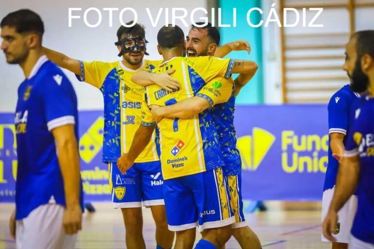 Jugadores del Nueva Era Melilla celebrando un gol en un partido de fútbol sala