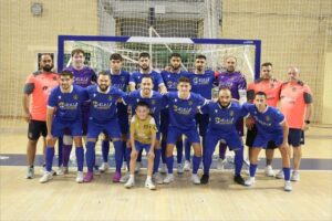 Equipo de fútbol sala Nueva Era Melilla posando en el pabellón