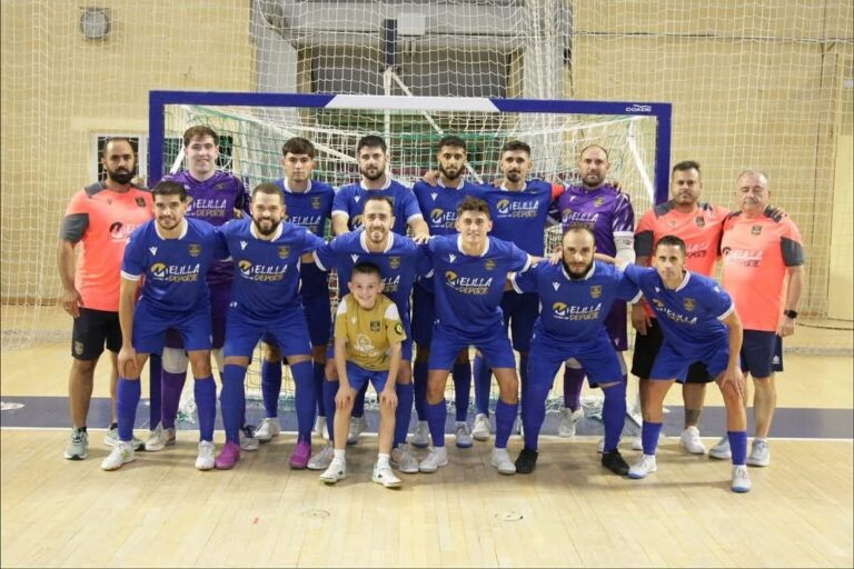 Equipo de fútbol sala Nueva Era Melilla posando en el pabellón
