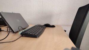 Ordenador portátil y teclado en un escritorio de oficina