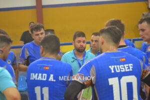 Entrenador Oriol Ferré hablando con su equipo de balonmano