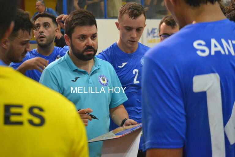 Entrenador Oriol Ferré dirigiendo a su equipo de balonmano
