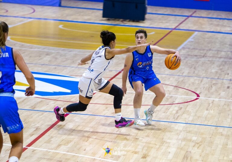 Jugadores de baloncesto en acción durante un partido competitivo.