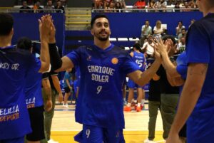 Jugadores del equipo Enrique Soler celebrando en la cancha de baloncesto