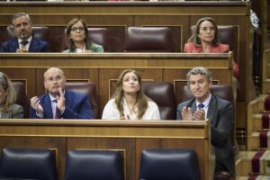 Miembros del Partido Popular aplaudiendo en una sesión del Parlamento