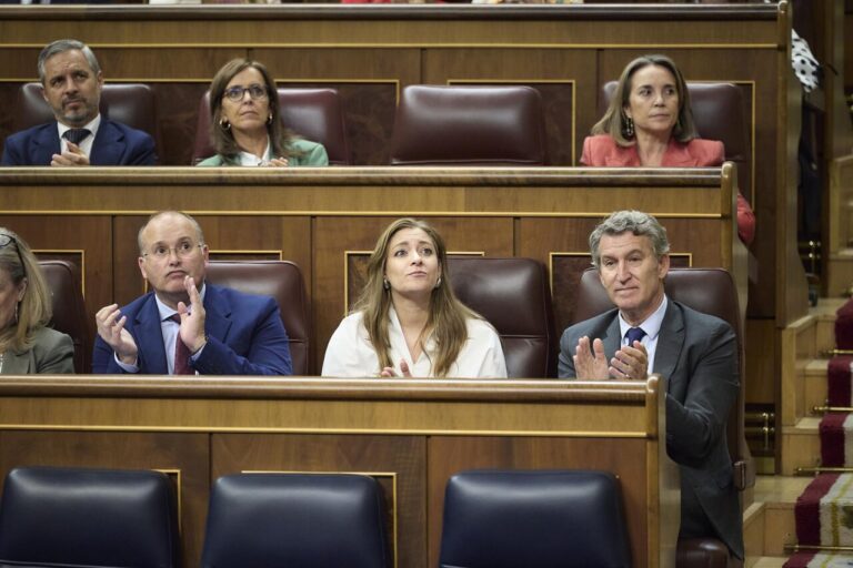 Miembros del Partido Popular aplaudiendo en una sesión del Parlamento