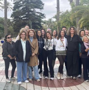 Grupo de participantes en el recorrido Paseos Conscientes en Melilla