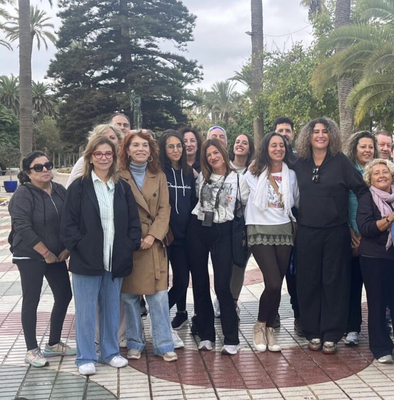 Grupo de participantes en el recorrido Paseos Conscientes en Melilla
