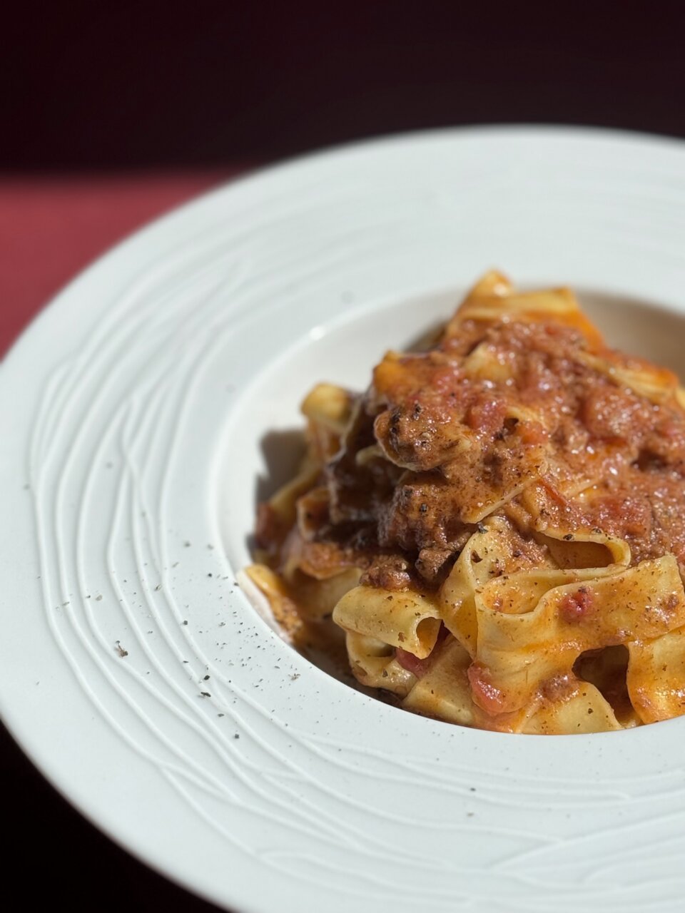 Plato de pasta alla norma con salsa de tomate y carne