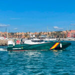 Patrullera de la Guardia Civil navegando en el mar