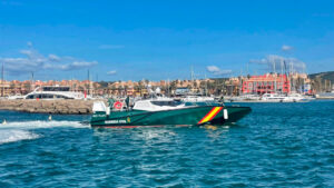 Patrullera de la Guardia Civil navegando en el mar