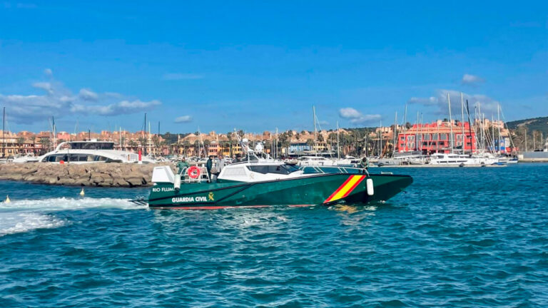Patrullera de la Guardia Civil navegando en el mar