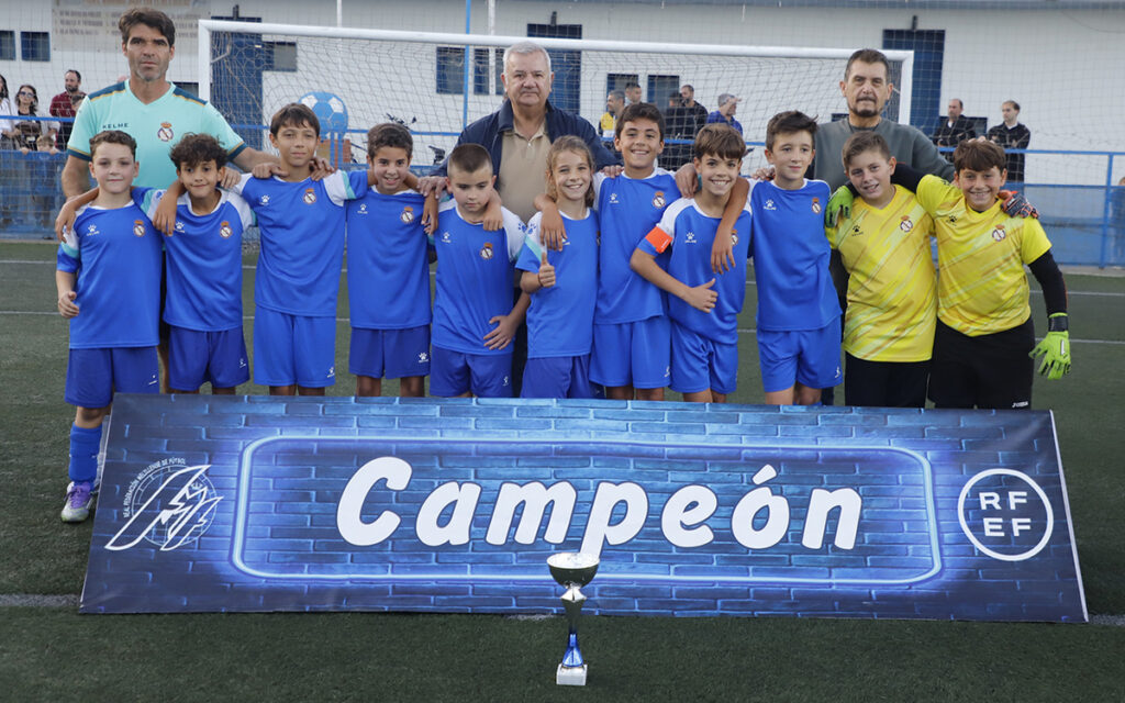 Equipo de fútbol Peña Real Madrid B celebrando su victoria en la Copa Federación