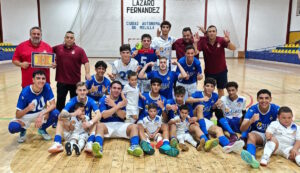 Jugadores de la Peña Real Madrid celebrando una victoria en el Pabellón Lázaro Fernández