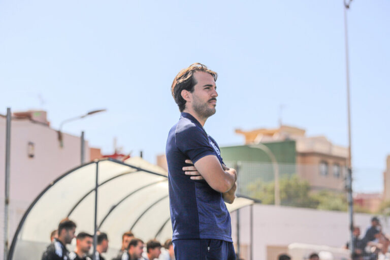 Pepe Arredondo, entrenador del filial de la U.D. Melilla, observando un entrenamiento.