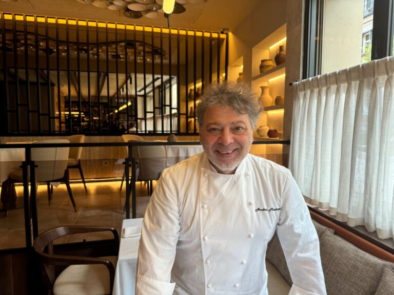 Chef Andrés Madrigal en Per Se Bistró, restaurante en Madrid.