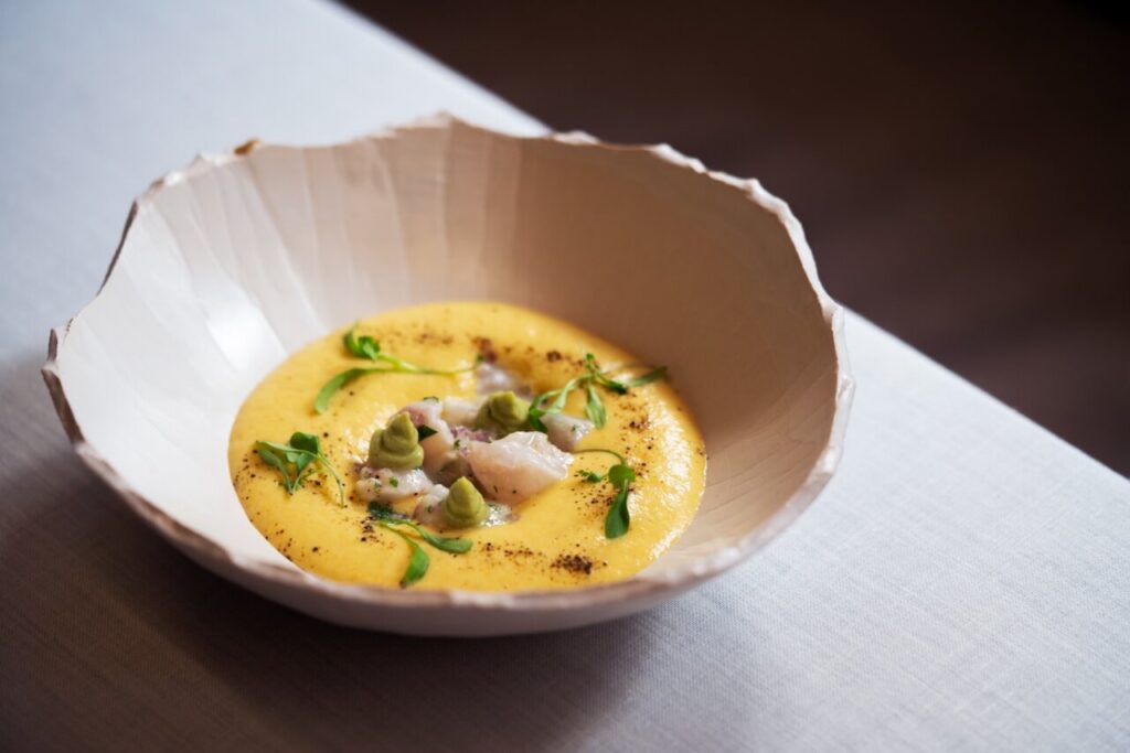 Plato de cocina innovadora en Per Se Bistró, Madrid.