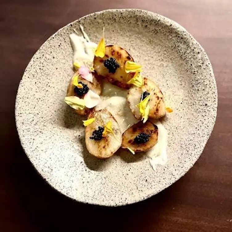 Plato gourmet de Per Se Bistró con flores y caviar