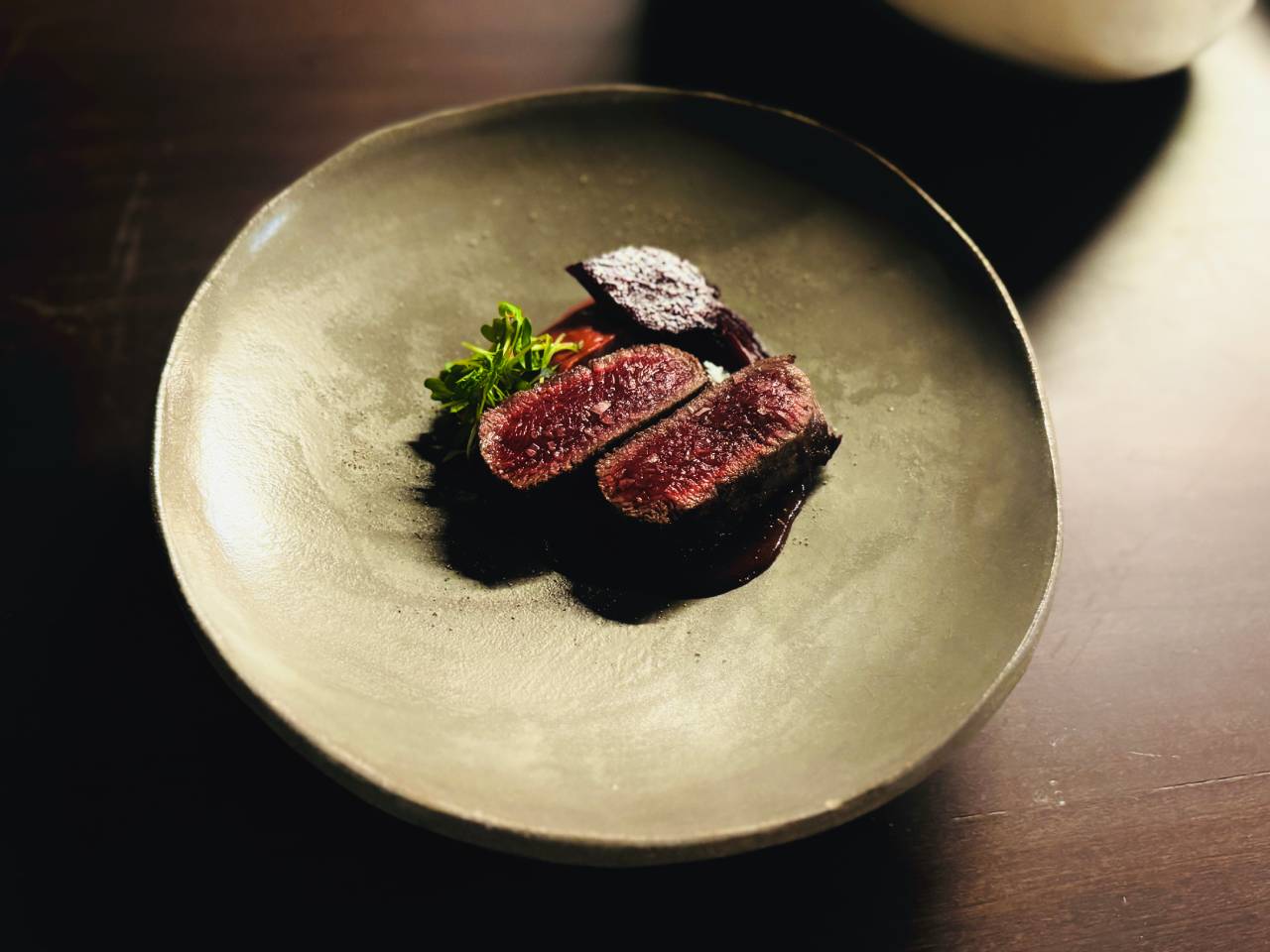 Plato de lomo de corzo con enebro y remolacha en Per Se Bistró