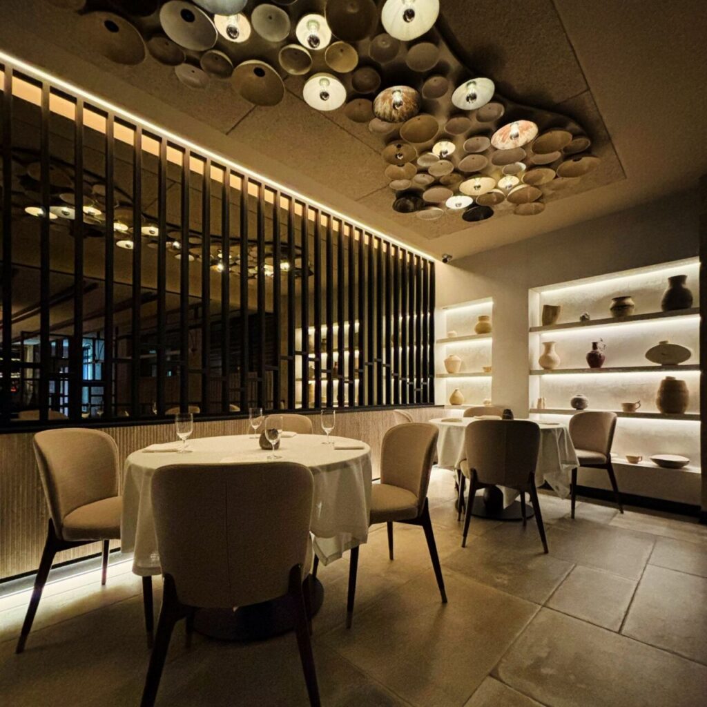 Interior del restaurante Per Se Bistró con mesas y decoración moderna