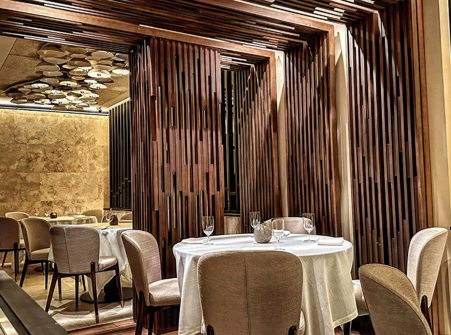 Interior del restaurante Per Se Bistró con mesas elegantes y decoración moderna
