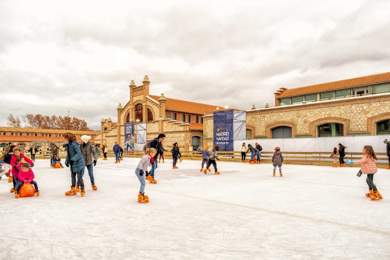 Familias patinando sobre hielo en Madrid durante la Navidad