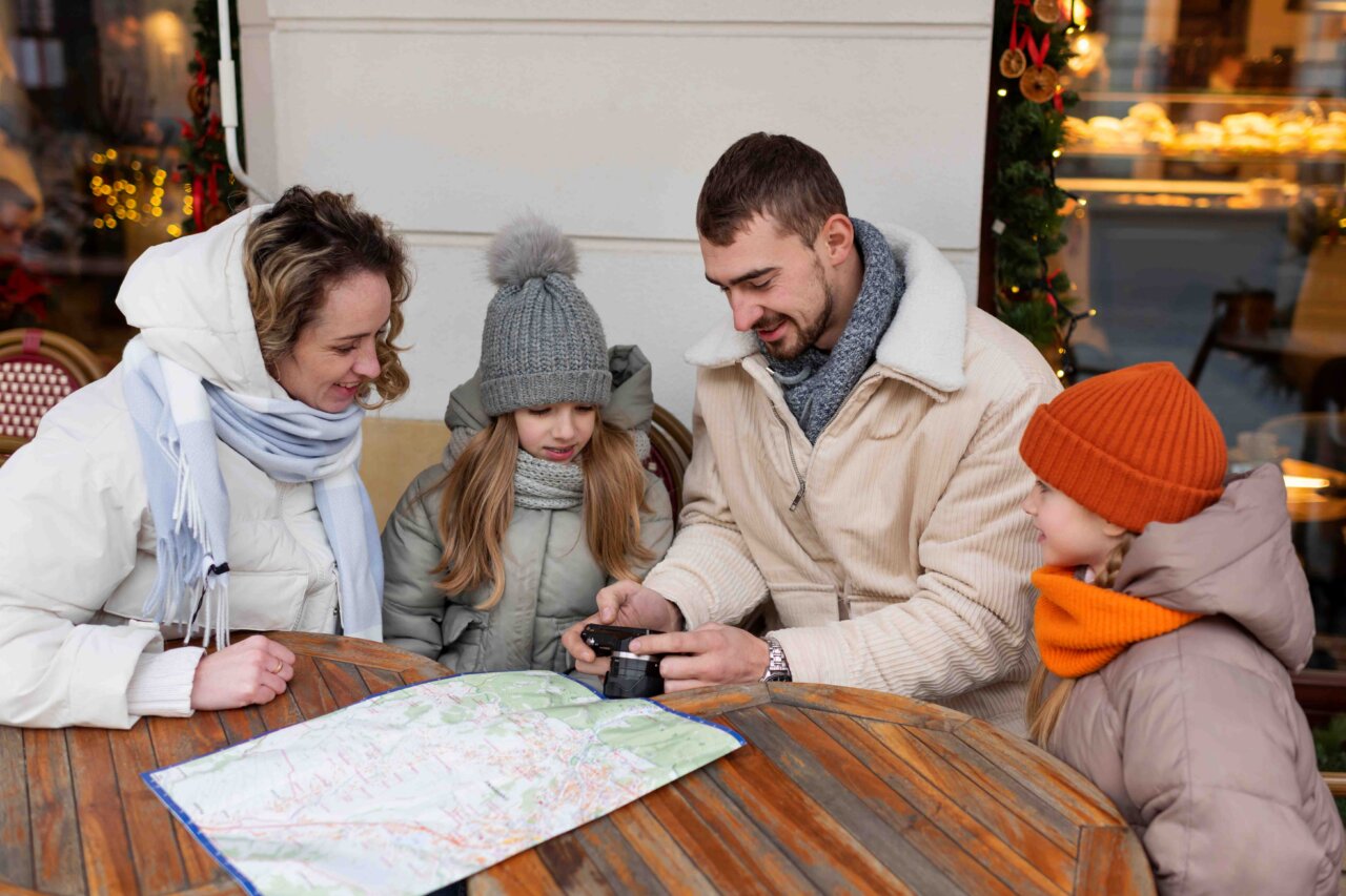 Familia revisando un mapa en un café en Madrid