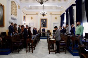 Miembros de la Asamblea en un pleno discutiendo reformas legislativas