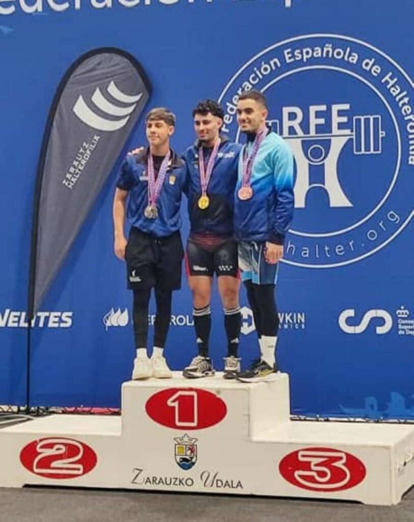 Atletas en el podio del Campeonato de España Junior de Halterofilia