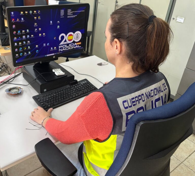 Agente de policía nacional trabajando en una oficina