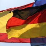 Banderas de España y Alemania ondeando juntas en un evento.