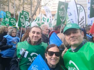 Manifestantes de CSIF con pancartas en una protesta en Melilla
