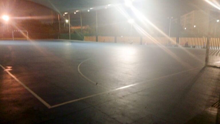 Campo de fútbol del Colegio Anselmo Pardo con poca iluminación