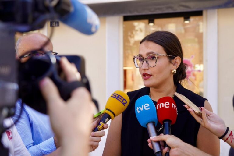 Randa Mohamed hablando con periodistas sobre salud pública y empleo
